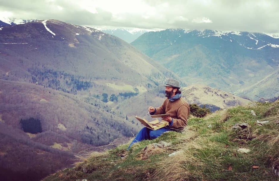 Travail en montagne, carnet à la main.